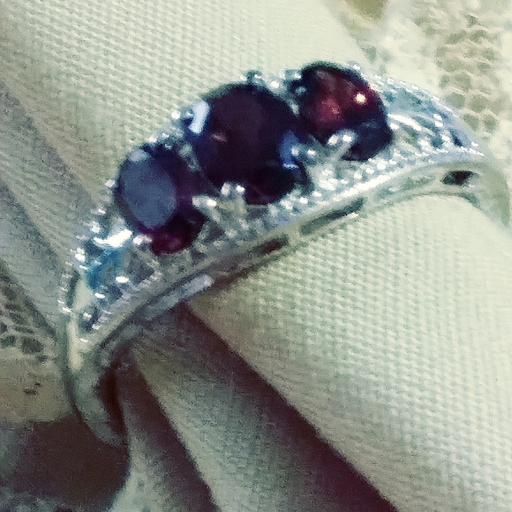 MEN'S - *RHODOLITE GARNET* AND STERLING RING. /SIZE 10. (R-1139625)